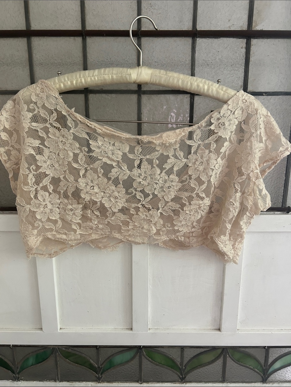 Vintage Lace Cropped Cap Sleeve shrug in Nude - Elegant Floral Design - Picture 4 of 5